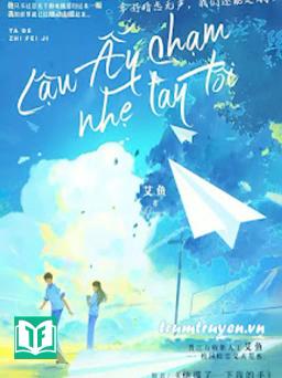 Cậu Ấy Chạm Nhẹ Tay Tôi